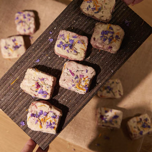 Fredy | Freeze-Dried Lamb Brain with Parmesan & Edible Flowers – 2 oz